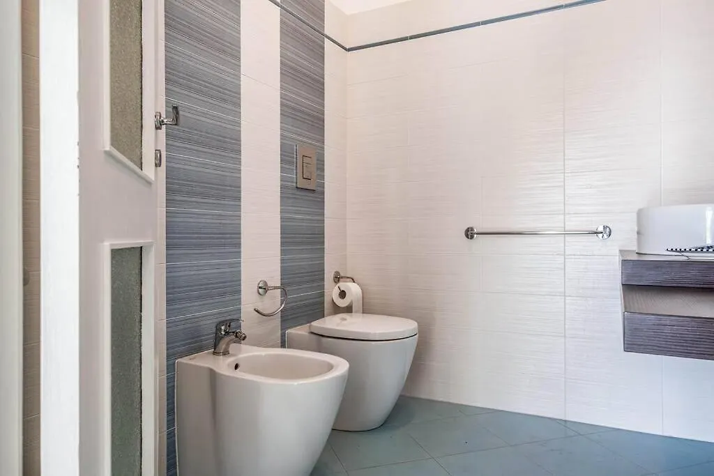 Relais Vittoriale - Gardone Riviera - By Host4U 아파트 0*,  이탈리아